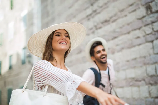 Felice coppia turistica innamorata di viaggiare all'aria aperta — Foto Stock