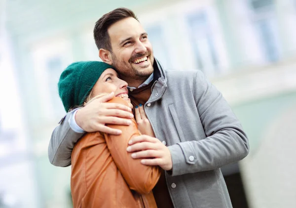 Coppia sorridente all'aperto ritratto — Foto Stock