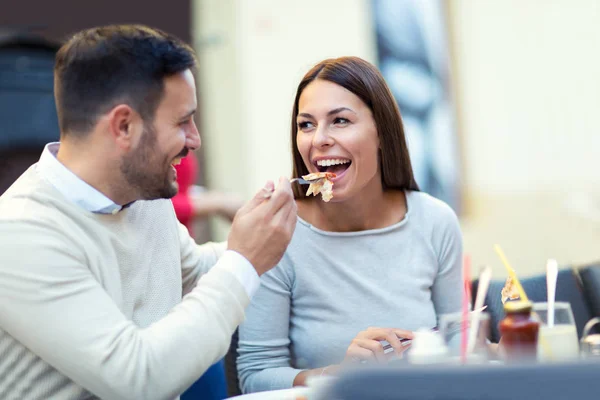 Adam kız arkadaşını pizza ile besleme — Stok fotoğraf