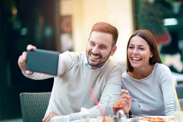 Paar macht Selfie im Café — Stockfoto