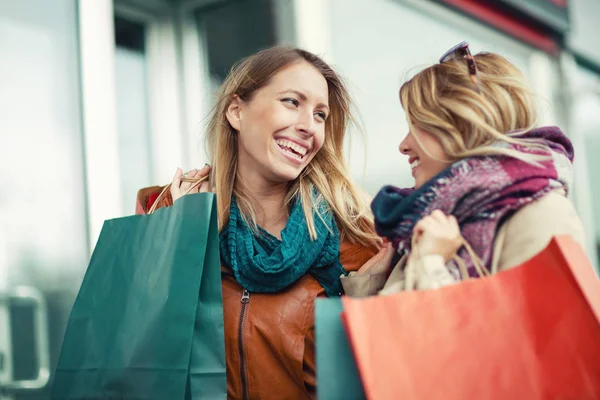 Mulheres gostam de fazer compras — Fotografia de Stock