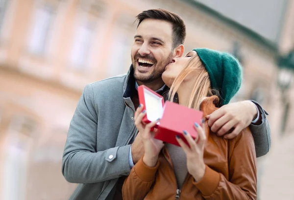 Hombre sorprendiendo a su novia — Foto de Stock