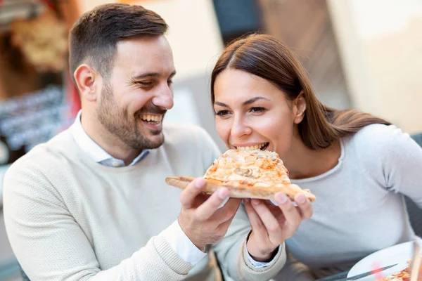 Homem alimentando sua namorada com pizza — Fotografia de Stock