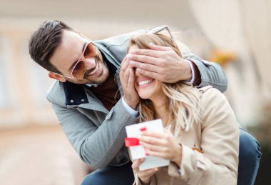 Adam kız arkadaşına sürpriz yapıyor. 