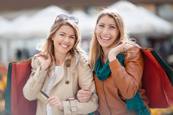 Women with credit card — Stock Photo, Image