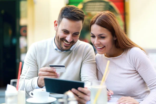 Couple is doing shopping online — Stock Photo, Image