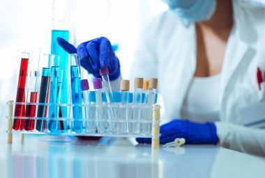 Deneyimli kadın bilim adamının kırpılmış görüntü labo içinde çalışma