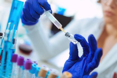 Doktor şırıngayı aşı için hazırlar..