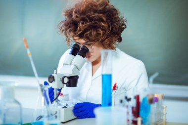 Kadın scienist laboratuvarında. İçine bakmak genç bilim adamı bir 