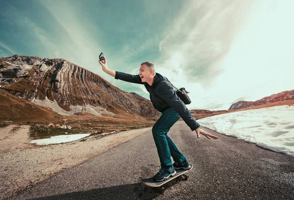 Uomo d'affari freelance divertirsi durante la guida di uno skateboard e — Foto Stock