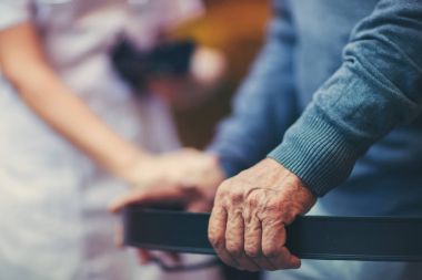 Walker ile üst düzey hasta yardımcı hemşire 