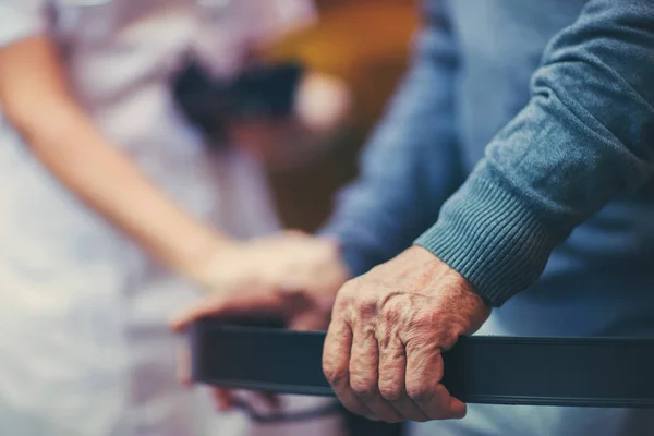 Sjuksköterska bistå Senior Patient med Walker — Stockfoto