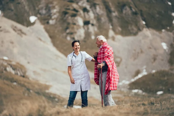 Sjuksköterska hjälper ledande promenad — Stockfoto