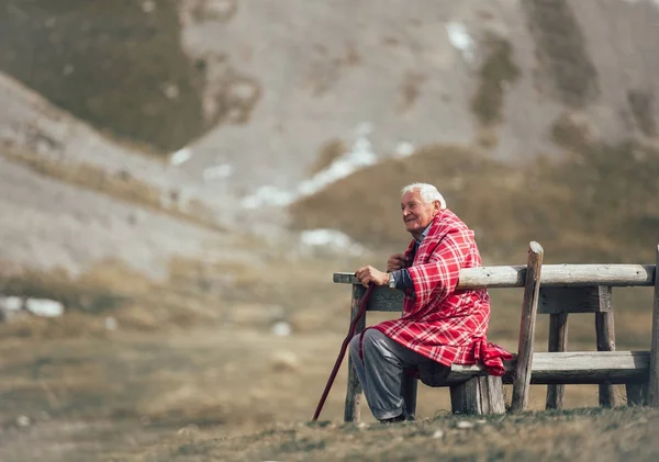 Homme âgé dans les montagnes — Photo