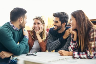 Grup dört arkadaşıyla birlikte bir kahve eğleniyor. İki kadın bir