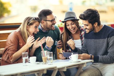 Grup dört arkadaşıyla birlikte bir kahve birlikte shoppin sonra having fun