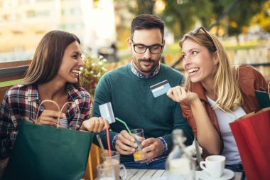 Grup dört arkadaşıyla birlikte bir kahve birlikte shoppin sonra having fun
