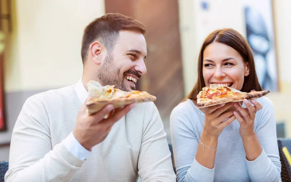 Ζευγάρι τρώει πίτσα — Φωτογραφία Αρχείου