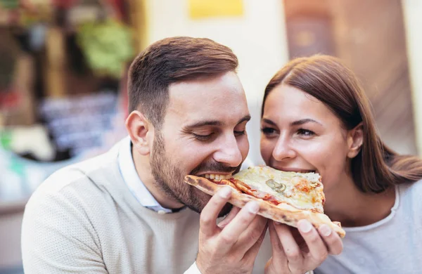 Пара ест пиццу — стоковое фото