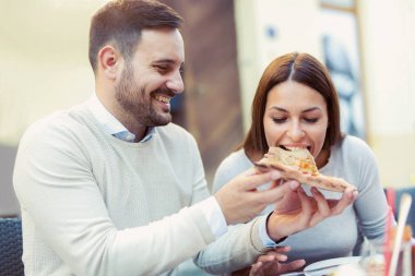 Pizza yiyen çift. 