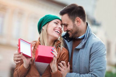 Adam şaşırtıcı kız arkadaşıyla Hediyelik.