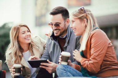 Arkadaş grubu dijital tablet