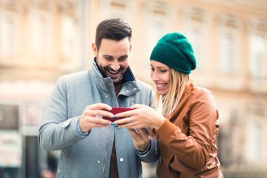 Adam şaşırtıcı kız arkadaşıyla Hediyelik.