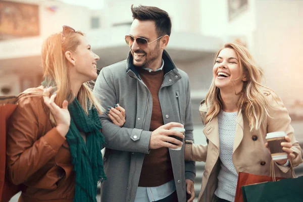 Amigos disfrutando de compras — Foto de Stock