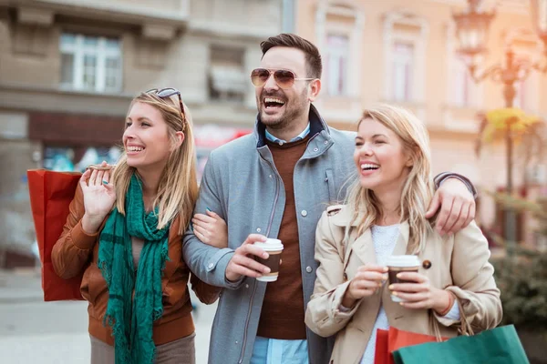 Amigos gostando de compras — Fotografia de Stock