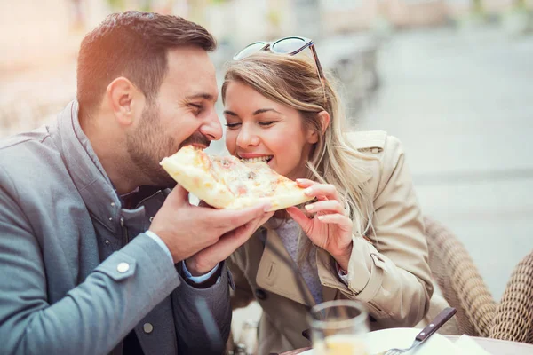 Paar isst Pizza-Snack — Stockfoto