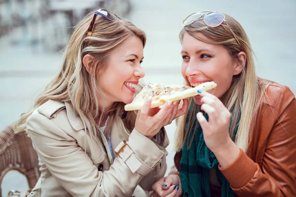 Junge Frauen essen Pizza — Stockfoto