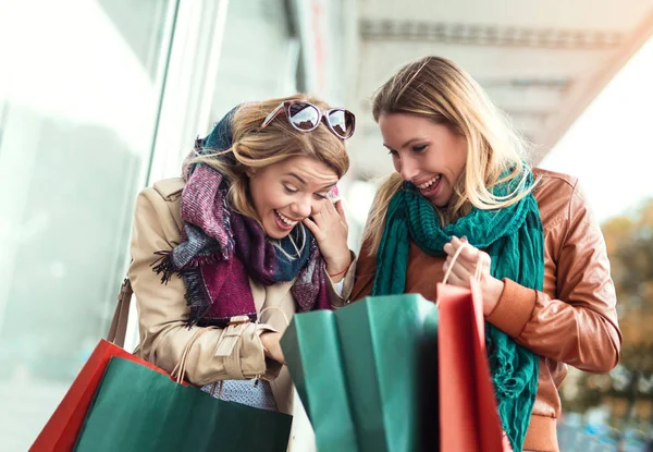 Mulheres jovens que gostam de fazer compras — Fotografia de Stock