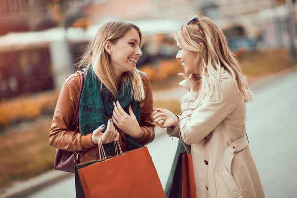 Femei tinere care se bucură de cumpărături — Fotografie, imagine de stoc