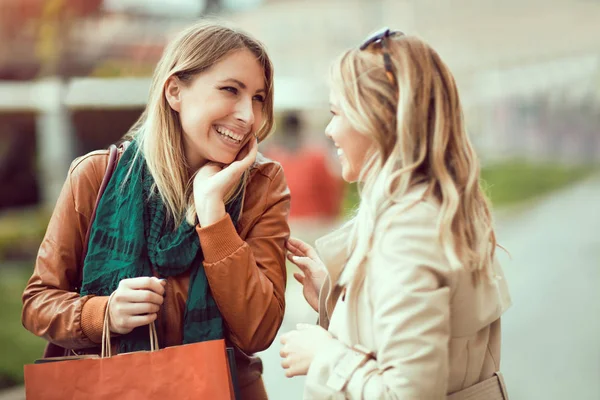 Mulheres jovens que gostam de fazer compras — Fotografia de Stock