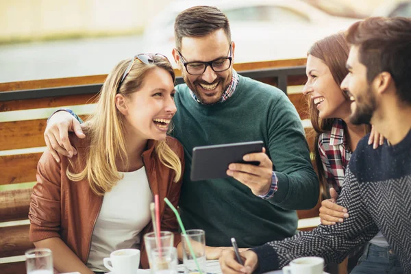 Grupo de cuatro amigos — Foto de Stock