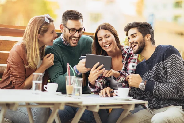 Amigos tomando un café juntos . — Foto de Stock