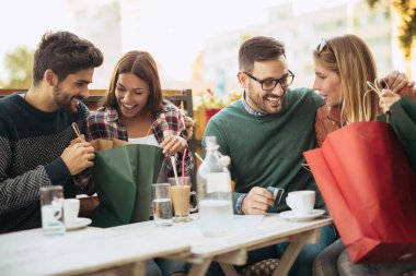 eğlenceli ve kahve sahip arkadaşlar