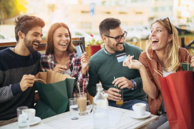 eğlenceli ve kahve sahip arkadaşlar