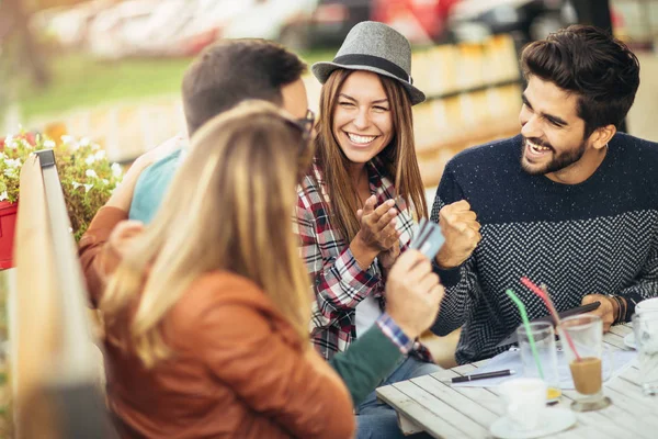 Amigos tomando un café juntos . — Foto de Stock