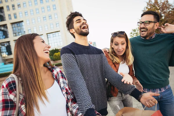 Vrienden wandelen met shopping tassen — Stockfoto