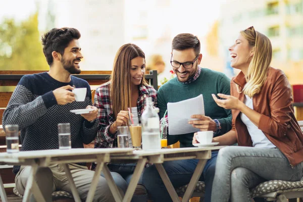 Grupo de cuatro amigos — Foto de Stock