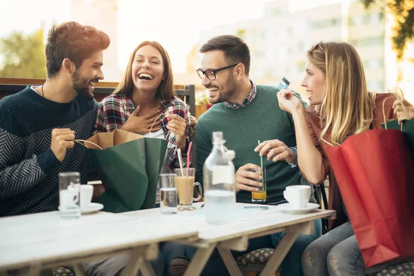 Amis avoir du plaisir et du café — Photo