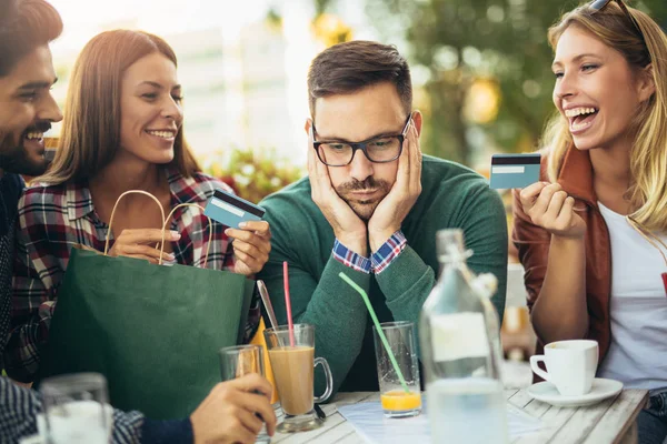 Amici che si divertono e caffè — Foto Stock