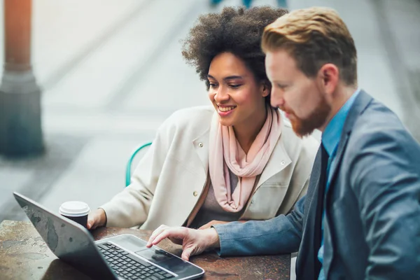 Zakenmensen die laptop gebruiken — Stockfoto