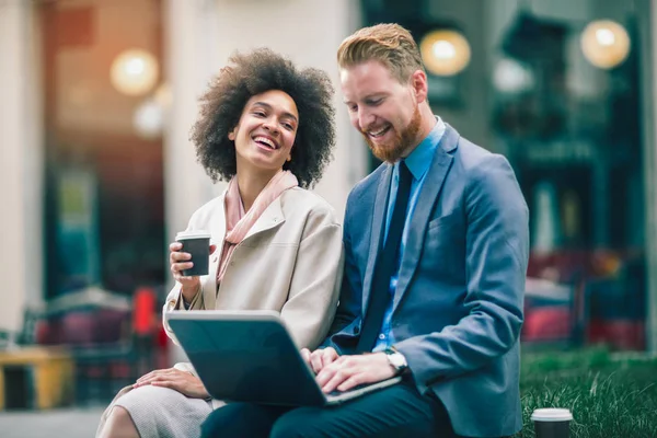 Gente de negocios usando laptop — Foto de Stock