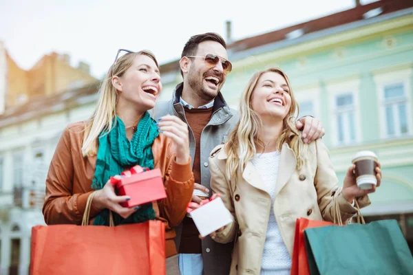 Amigos gostando de compras — Fotografia de Stock