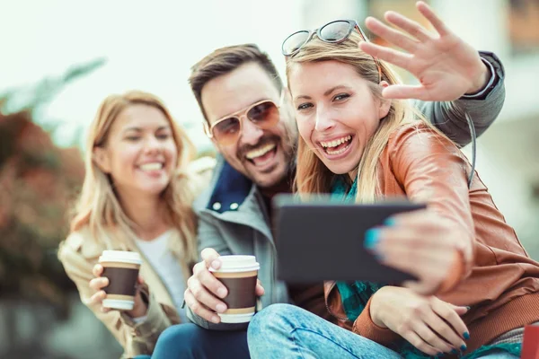 Friends with digital tablet — Stock Photo, Image