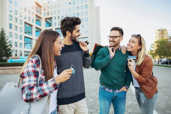 Amigos caminando con tarjetas de crédito — Foto de Stock