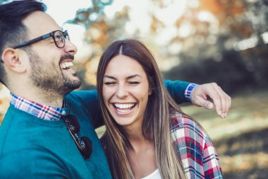 Mutlu çift eğleniyor.