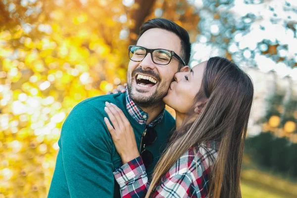 Feliz casal se divertindo — Fotografia de Stock